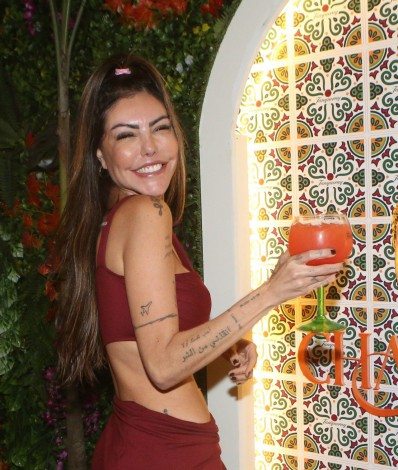 Liziane Gutierrez curte balada em boate na Barra da Tijuca, na Zona Oeste do Rio, na noite deste sábado - Ag. News