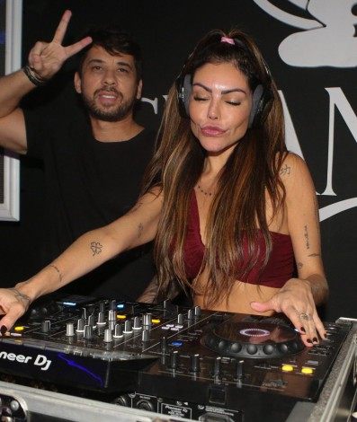 Liziane Gutierrez curte balada em boate na Barra da Tijuca, na Zona Oeste do Rio, na noite deste sábado - Ag. News