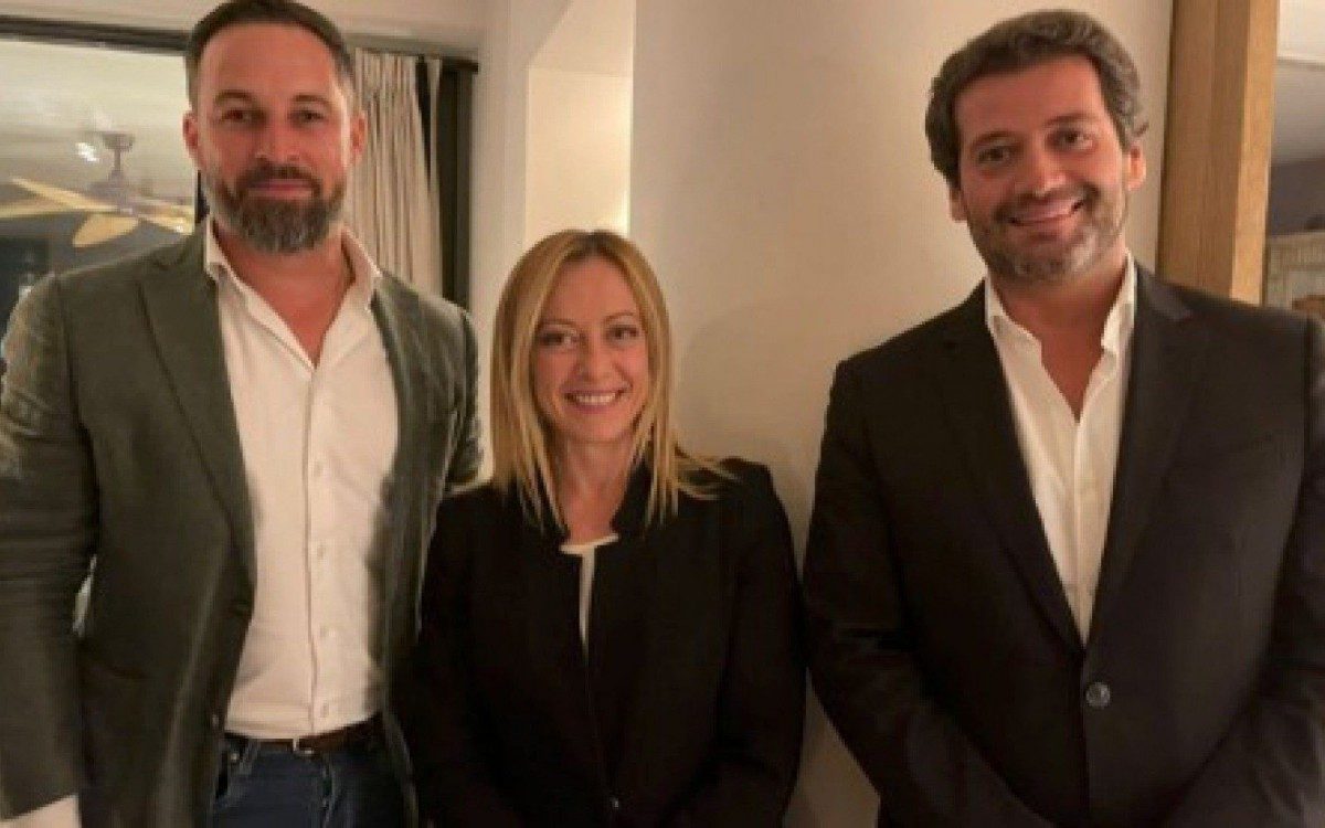 O l&iacute;der do Vox de Espanha, Santiago Abascal, a l&iacute;der da Fratelli de Italia, Giorgia Meloni e o l&iacute;der do Chega de Portugal, Andr&eacute; Ventura