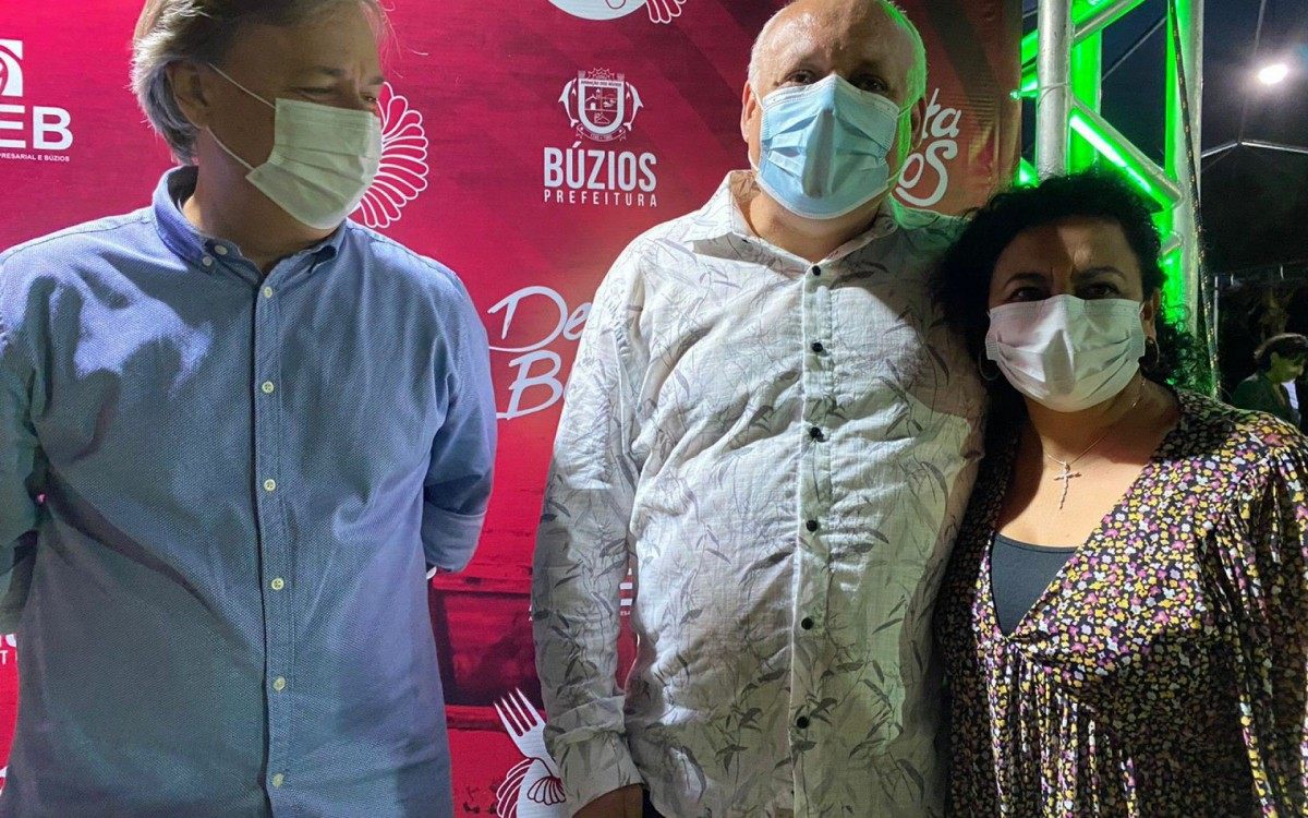 Secretário de Cultura, Luiz Romano (ao lado do prefeito e da esposa) lembrou que o mundo se encontra em Búzios