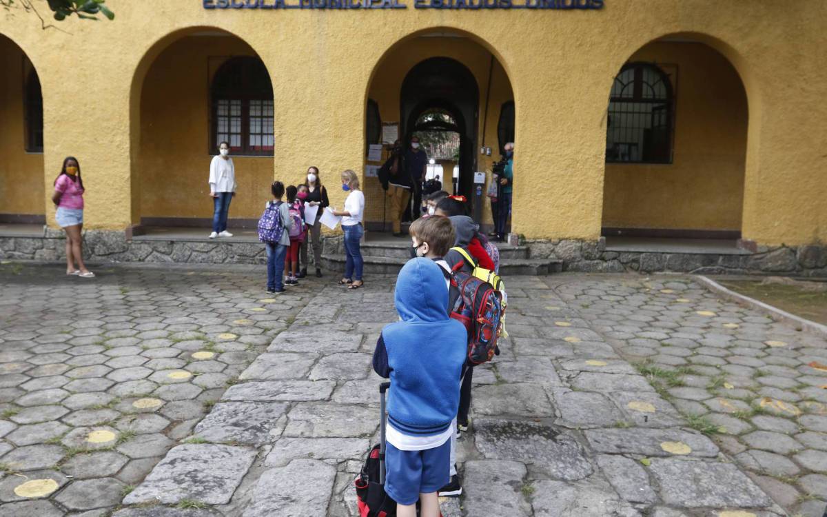 Educa&ccedil;ao - Escolas municipais retomam aulas em definitivo e sem rodizio de turmas. Na foto, Escola Municipal Estados Unidos, no Catumbi.