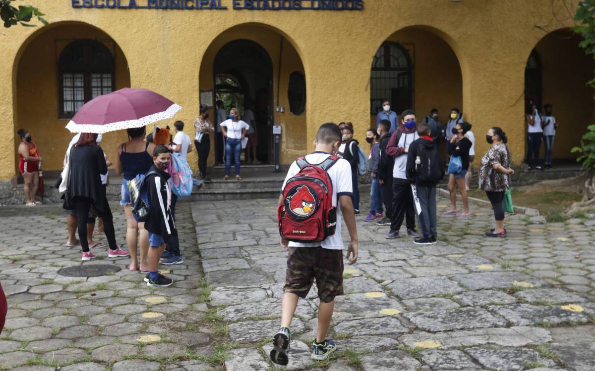 Educa&ccedil;ao - Escolas municipais retomam aulas em definitivo e sem rodizio de turmas. Na foto, Escola Municipal Estados Unidos, no Catumbi.