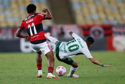 Patrocinador entra em contato com o Flamengo e pede que Vitinho não jogue com meião arriado para a marca ser exibida