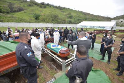 Policial morto em assalto na Baixada é enterrado em Sulacap