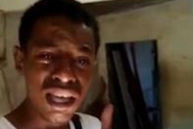 Aos prantos, morador diz que PMs roubaram sua TV durante operação no Morro do Dezoito