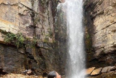 Mari Gonzalez exibe boa forma ao publicar foto de biquíni