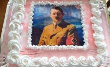 Universitária comemora aniversário com bolo com foto de Hitler