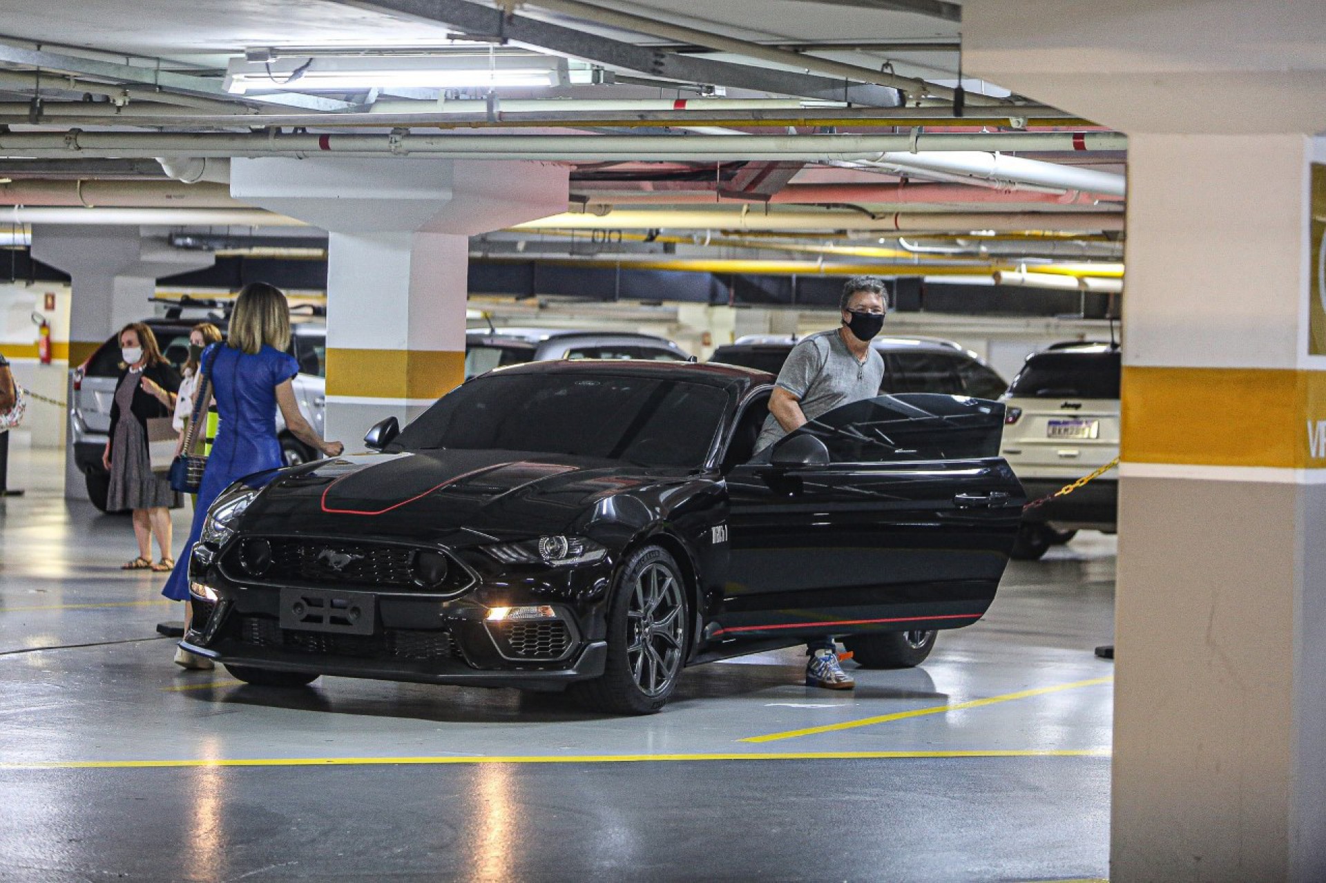 Boninho e Ana Furtado são clicados em carrão de luxo no Rio	 - AgNews/Edson Aipim