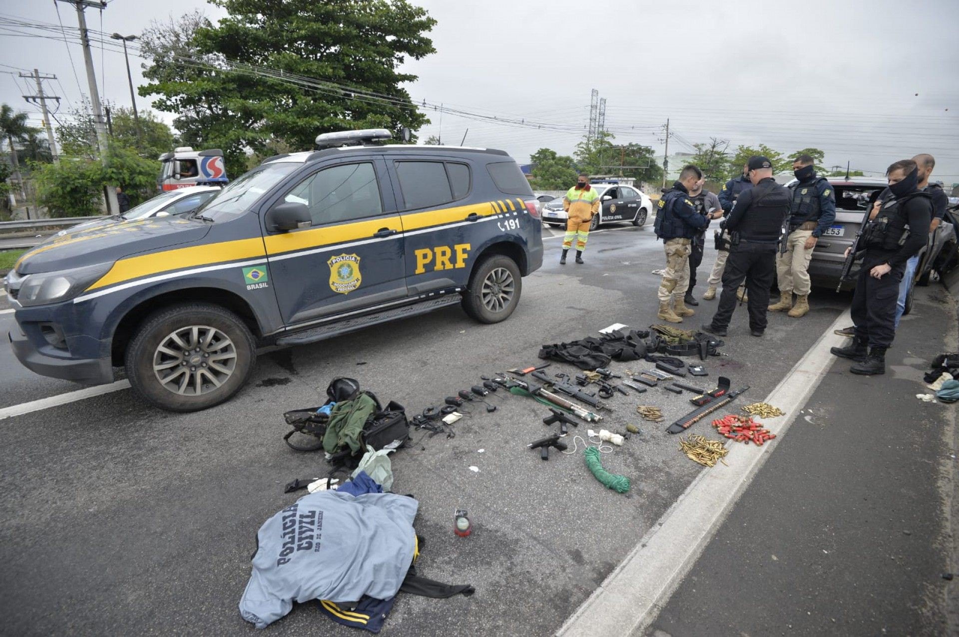 Suspeito morre em confronto a PRF na Via Dutra; fuzis, pistolas e granadas são apreendidas - Fabio Costa / Agência O Dia