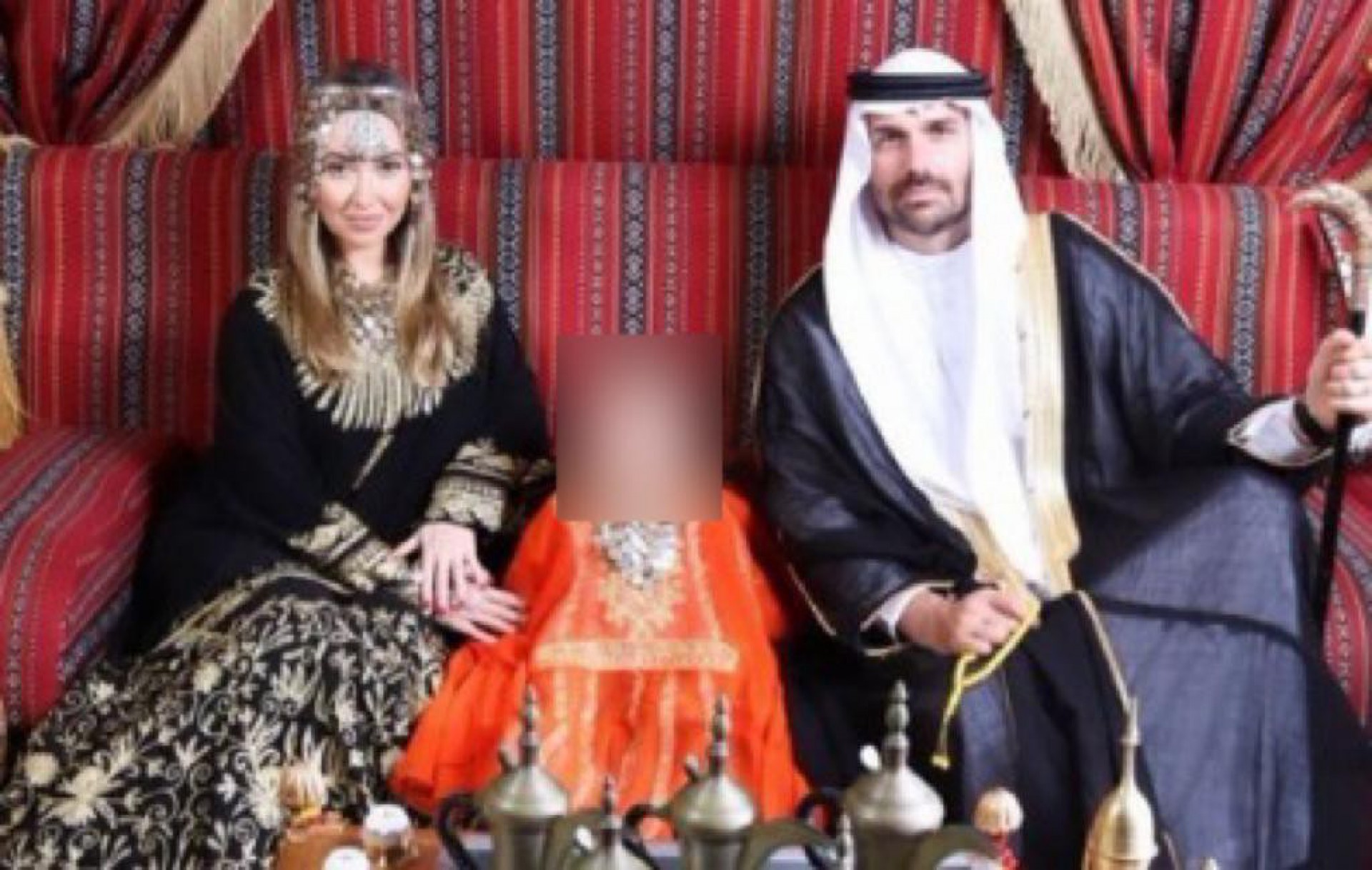 Eduardo Bolsonaro aparece vestido de sheik árabe ao lado da esposa e da filha, em Dubai - Reprodução