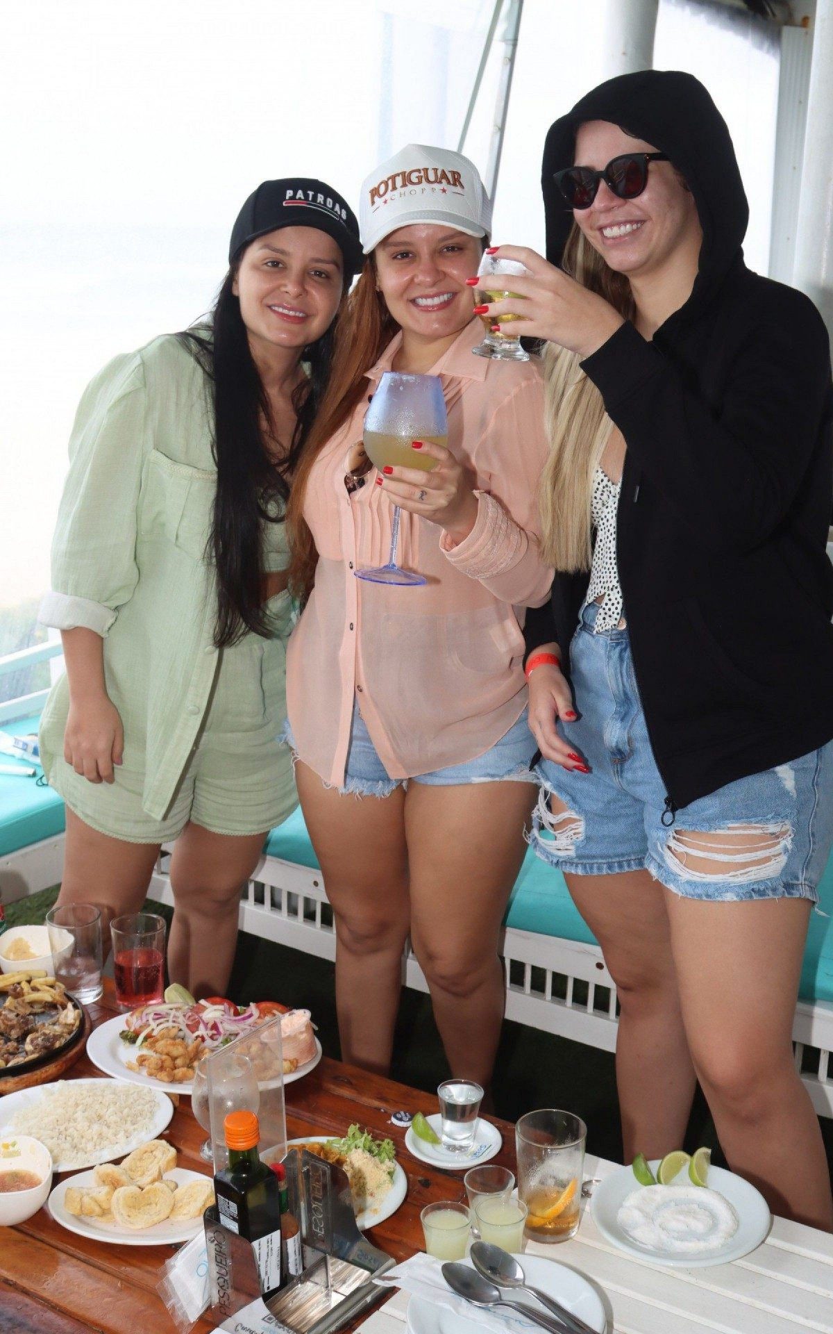 Maraisa, Maiara e Mar&iacute;lia Mendon&ccedil;a curtem quiosque na Praia da Reserva, na Zona Oeste do Rio, na tarde desta segunda-feira