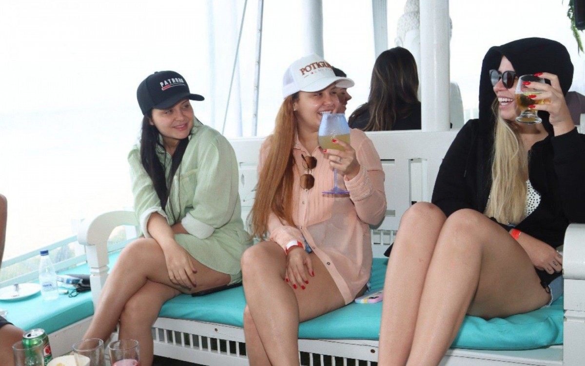 Maraisa, Maiara e Mar&iacute;lia Mendon&ccedil;a curtem quiosque na Praia da Reserva, na Zona Oeste do Rio, na tarde desta segunda-feira