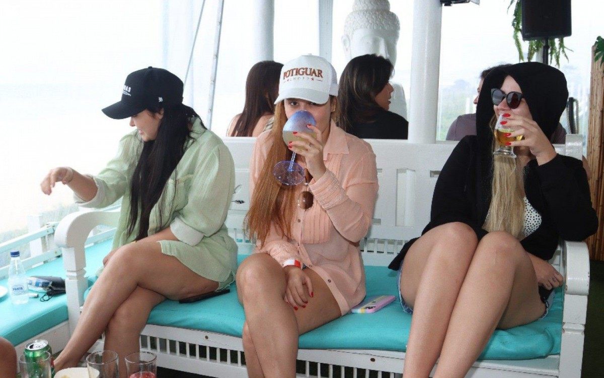 Maraisa, Maiara e Mar&iacute;lia Mendon&ccedil;a curtem quiosque na Praia da Reserva, na Zona Oeste do Rio, na tarde desta segunda-feira