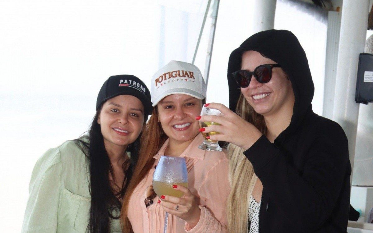 Maraisa, Maiara e Marília Mendonça curtem quiosque na Praia da Reserva, na Zona Oeste do Rio, na tarde desta segunda-feira