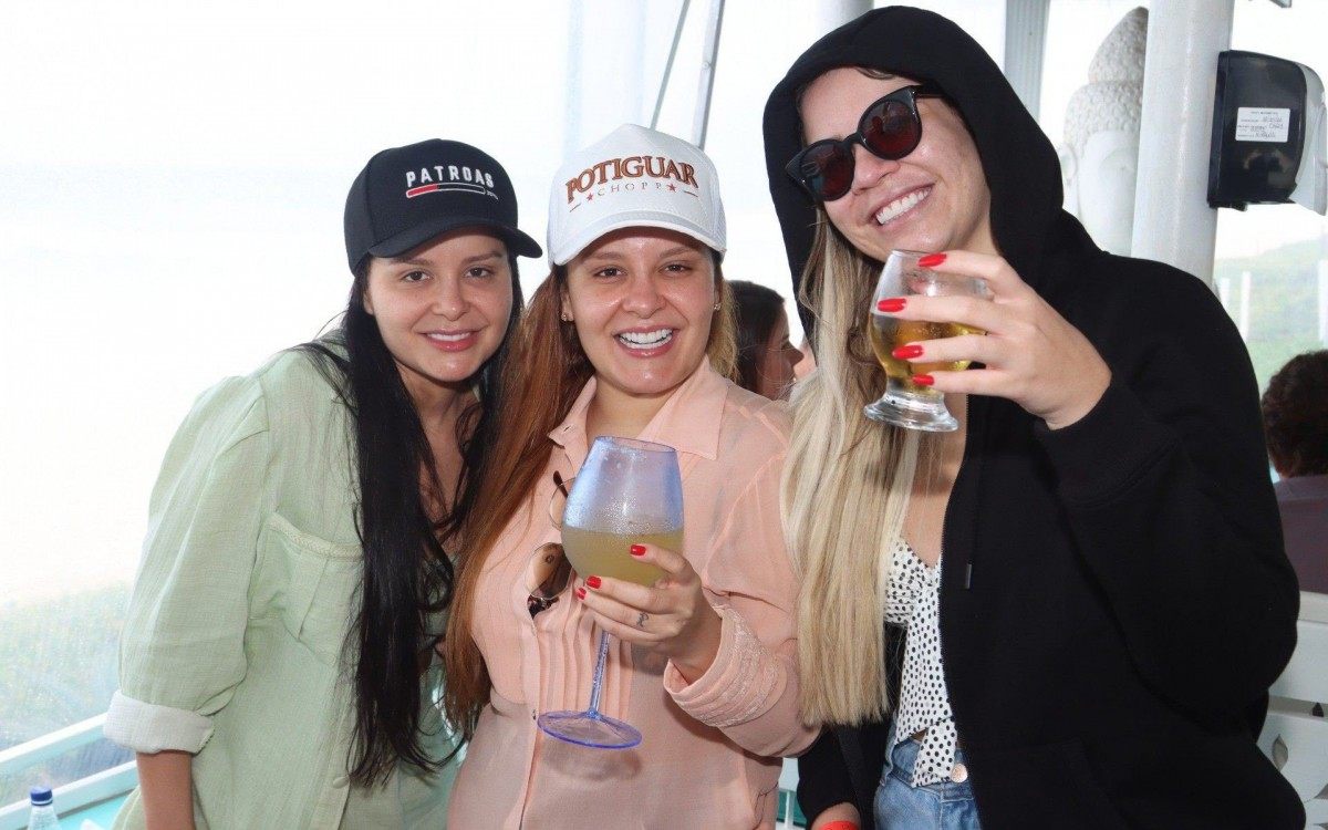 Maraisa, Maiara e Mar&iacute;lia Mendon&ccedil;a curtem quiosque na Praia da Reserva, na Zona Oeste do Rio, na tarde desta segunda-feira