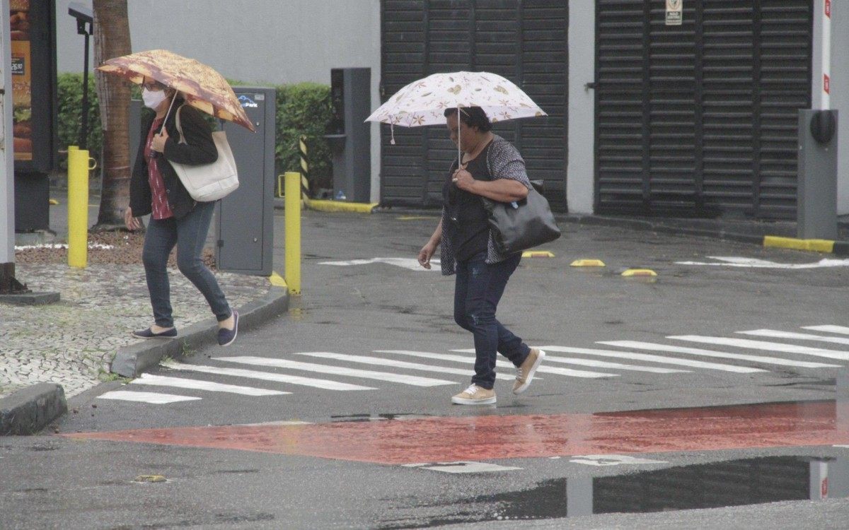 Dia nublado e com chuva na Pra&ccedil;a Saens Pena, na Tijuca Zona Norte do Rio de Janeiro. - Marcos Porto/Agencia O Dia