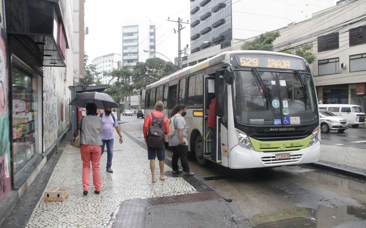 Linhas de ônibus passam a ser multadas automaticamente a partir de hoje, nesta terça (19), foto do ponto final da linha 629. - Marcos Porto/Agencia O Dia
