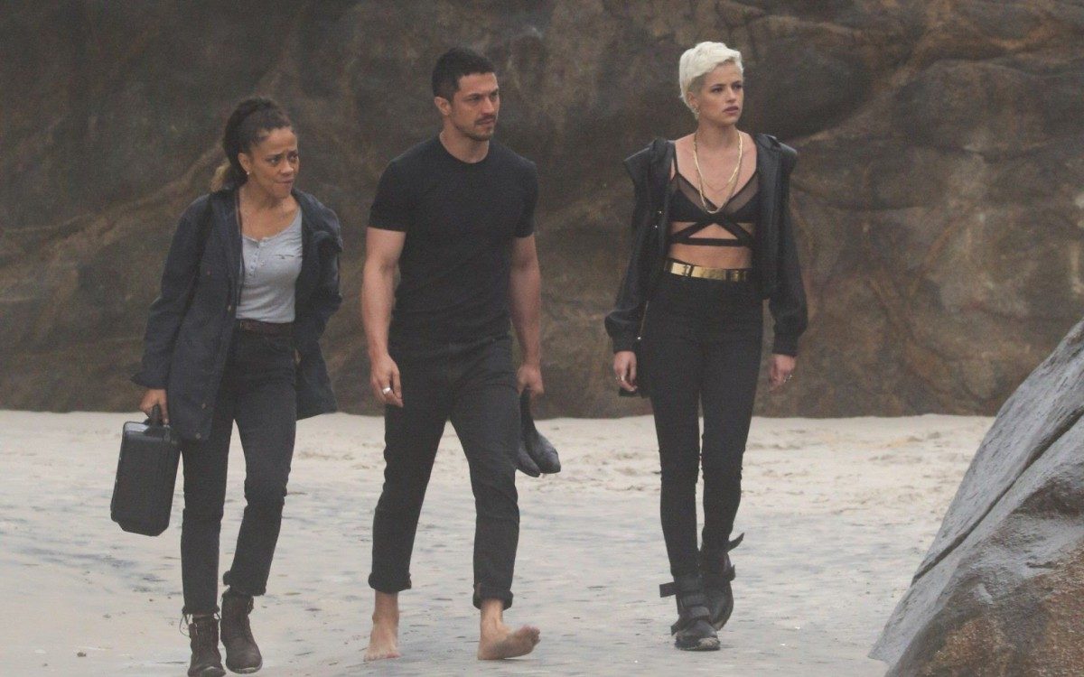 Agatha Moreira e Rômulo Estrela participam de gravação de 'Verdades Secretas 2' na Praia da Macumba, na Zona Oeste do Rio, na tarde de segunda-feira