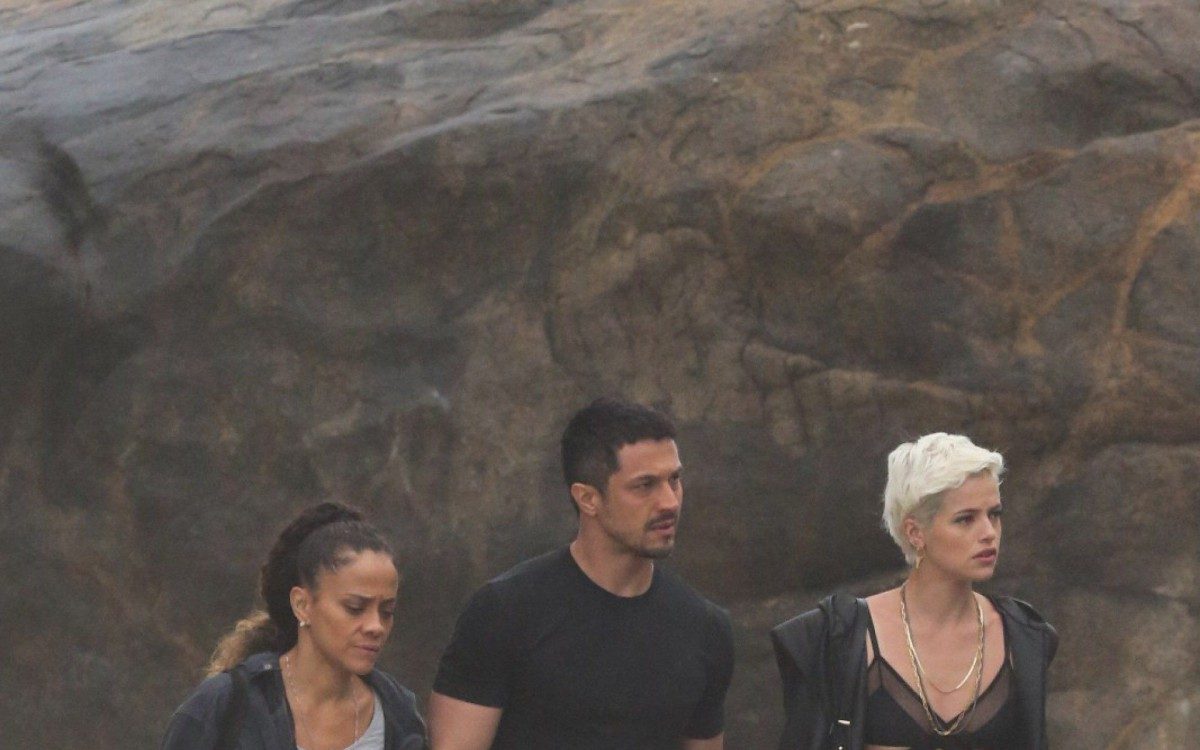 Agatha Moreira e Rômulo Estrela participam de gravação de 'Verdades Secretas 2' na Praia da Macumba, na Zona Oeste do Rio, na tarde de segunda-feira