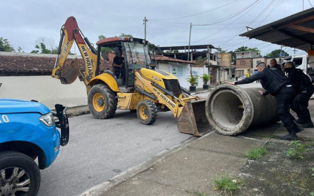 Ação contou com uma escavadeira e retirou obstáculos em nove pontos da região - Divulgação / Polícia Militar