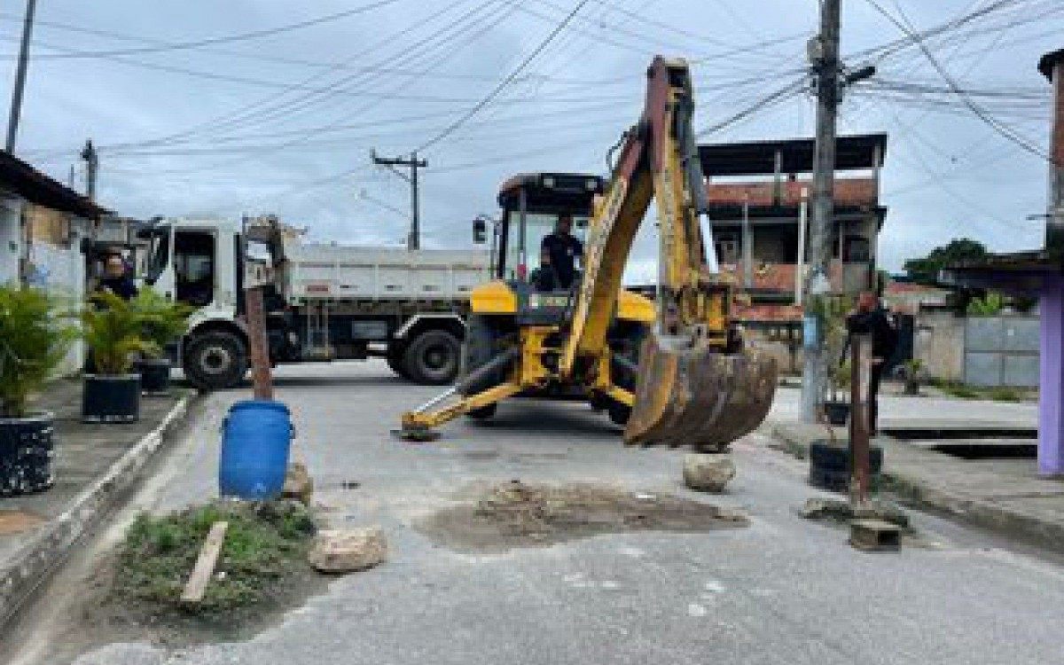 Ação contou com uma escavadeira e retirou obstáculos em nove pontos da região - Divulgação / Polícia Militar