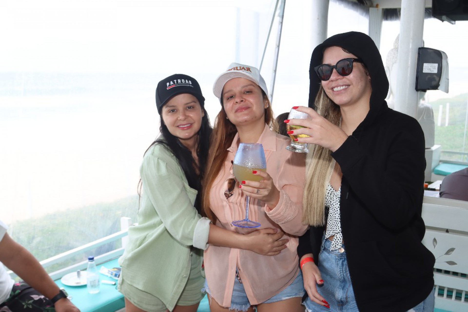 Maraisa, Maiara e Marília Mendonça curtem quiosque na Praia da Reserva, na Zona Oeste do Rio, na tarde desta segunda-feira - Ag. News