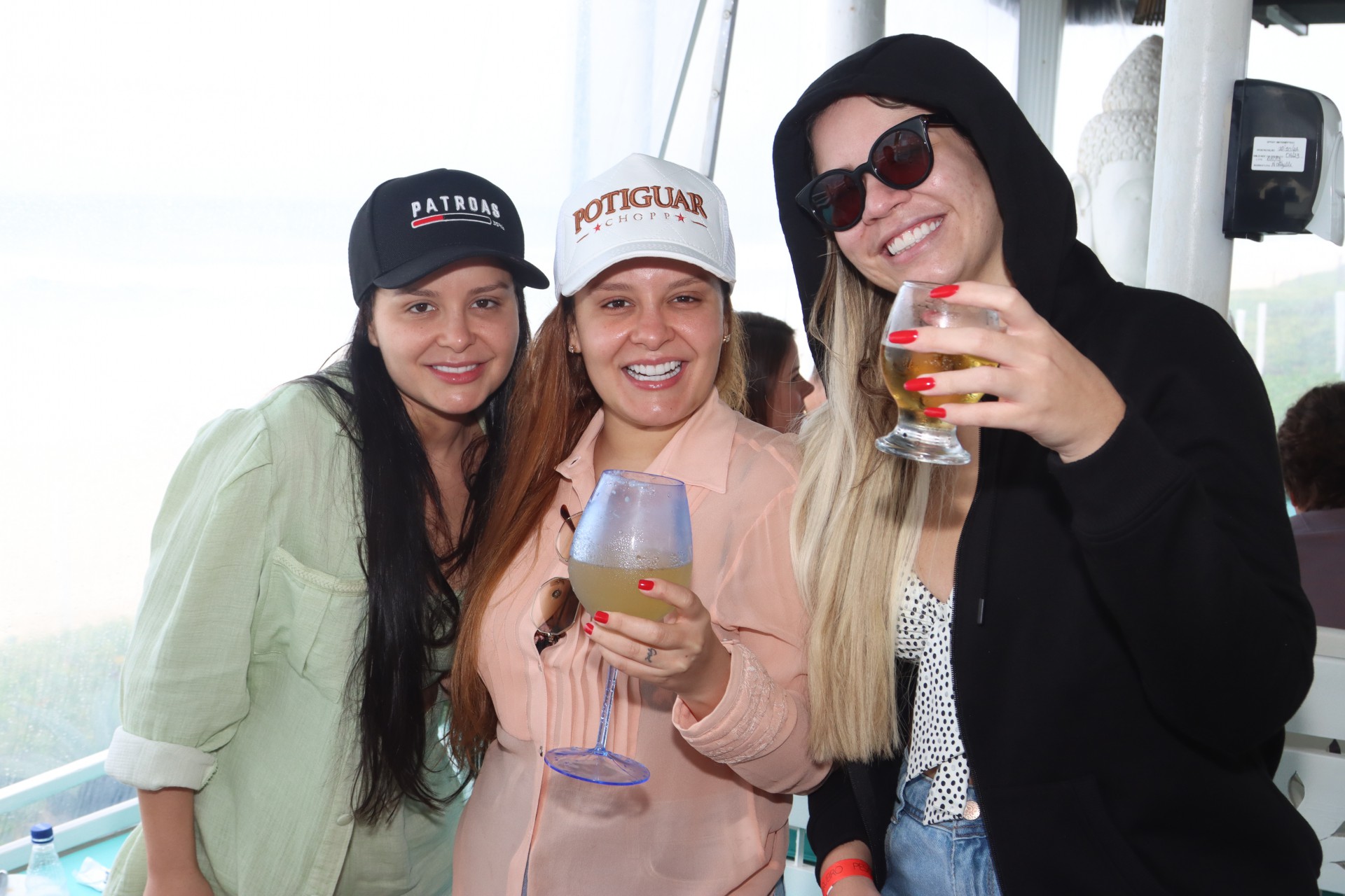 Maraisa, Maiara e Marília Mendonça curtem quiosque na Praia da Reserva, na Zona Oeste do Rio, na tarde desta segunda-feira - Ag. News