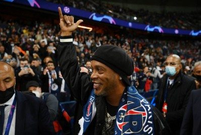 Com Neymar e Ronaldinho na torcida, Messi lidera virada do PSG sobre o Leipzig
