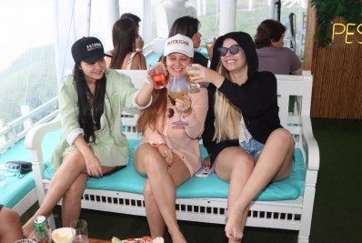 Mesmo com tempo nublado, Mariara, Maraisa e Marília Mendonça vão à praia no Rio