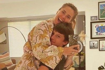 Carolina Dieckmann encanta a web ao posar com o filho caçula: 'Já me pega no colo'