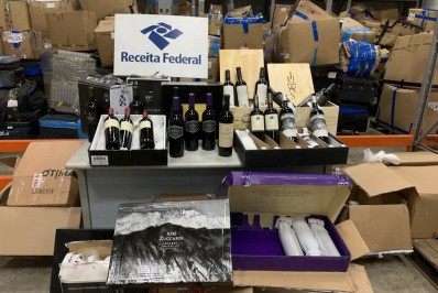 Receita Federal apreende carga de vinho argentino avaliada em R$ 75 mil em empresa de ônibus em Del Castilho