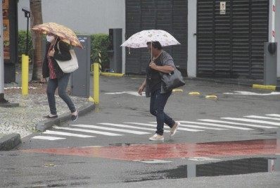 Chuva causa transtornos na Baixada e bolsões d'água no Rio; confira a previsão desta quarta