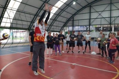 Container do Esporte prepara professores para ensinar crianças