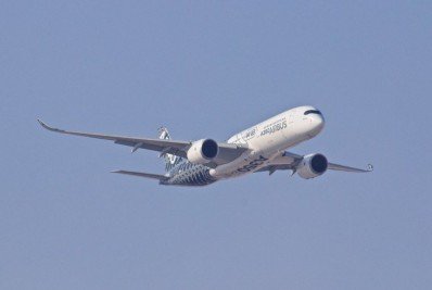 Avião despeja esgoto em jardim de casa e da banho de excrementos em morador