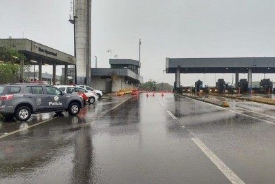 Assalto com fuzil em praça de pedágio bloqueia rodovia de SP 
