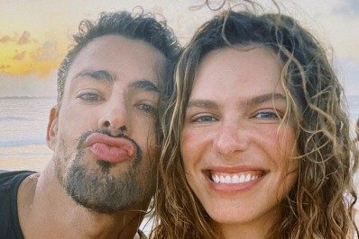 Cauã Reymond e Mariana Goldfarb posam juntinhos nas Maldivas