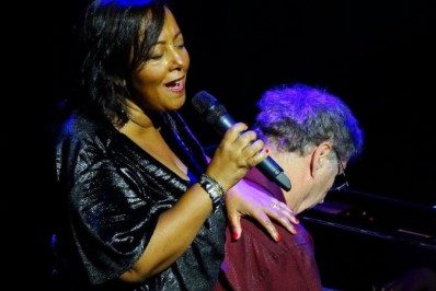 Evinha comemora 52 anos de carreira solo com show no Theatro Municipal