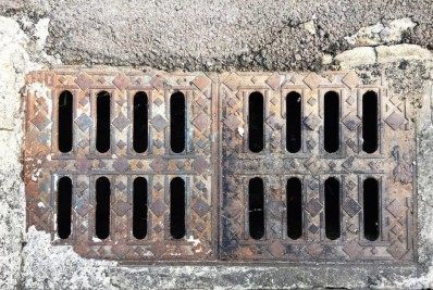 Mesquitense de 9 anos cai em bueiro quebrado e fica sem atendimento na UPA de Edson Passos