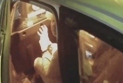 Idosa esfaqueia marido agressor e o deixa sangrar até a morte