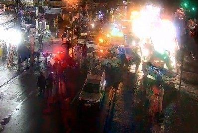 Incêndio em fiação interdita rua no Estácio