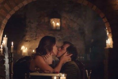 Juliana Paes e Leandro Hassum vivem casal em novo filme da Netflix. Confira o trailer!