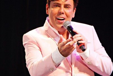 Márcio Gomes resgata clássicos da MPB em show no Imperator