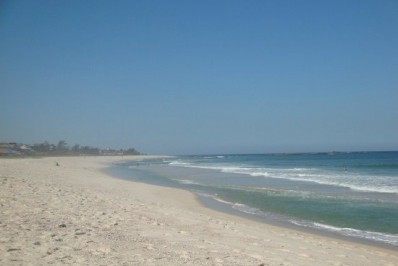 Mulher tem veículo arrombado na Praia de Itaúna