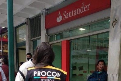 Procon Petrópolis multa banco por demora no atendimento à população