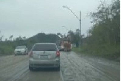Buracos e lama na estrada da Rebeche dificultam o acesso a Arraial do Cabo