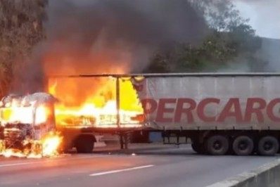 Carreta pega fogo na Rodovia Presidente Dutra em Barra Mansa