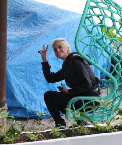 Agatha Moreira e Rômulo Estrela participam de gravação de 'Verdades Secretas 2' na Praia da Macumba, na Zona Oeste do Rio, na tarde de segunda-feira - Ag. News