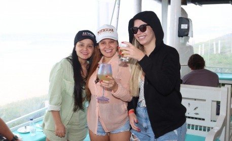 Maraisa, Maiara e Marília Mendonça curtem quiosque na Praia da Reserva, na Zona Oeste do Rio, na tarde desta segunda-feira - Ag. News
