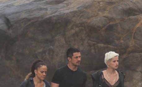 Agatha Moreira e Rômulo Estrela participam de gravação de 'Verdades Secretas 2' na Praia da Macumba, na Zona Oeste do Rio, na tarde de segunda-feira - Ag. News