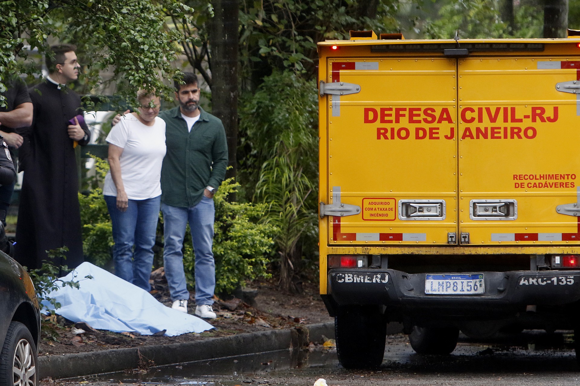 Policia - Medico morto na Barra da Tijuca, zona oeste do Rio. Claudio Marsili, foi morto em assalto na manha de hoje quando chegava para trabalhar. Na foto, corpo da vitima coberto observado por familiares. - Reginaldo Pimenta 